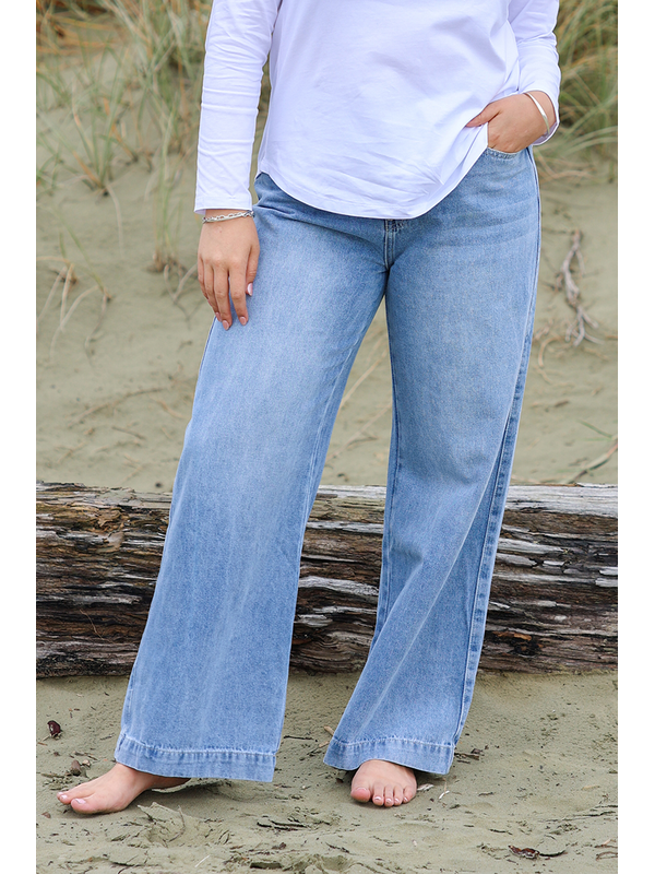 Wakee High-Waist Wide Leg Jean