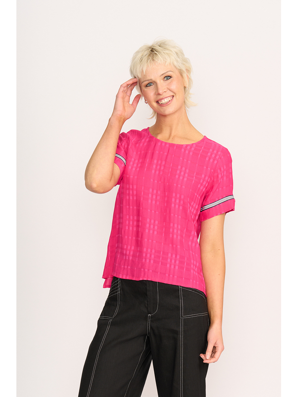 Oh Three Rib Trim Step Hem Top