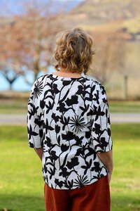 Foil Pintuck Scoop Hem Top