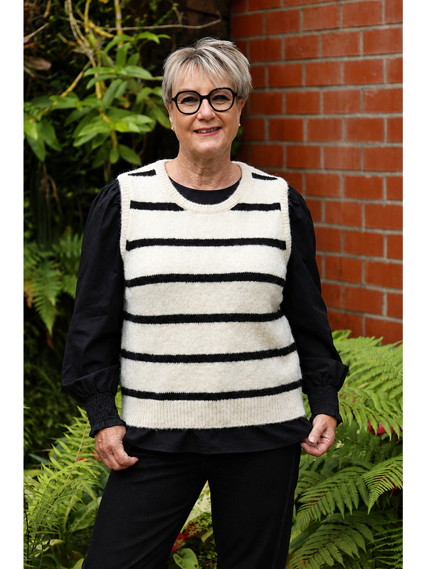 Oh Three Contrast Cable Knit Vest